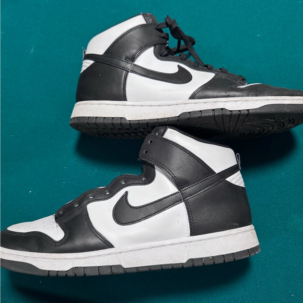 Nike Dunk High Retro
Size 12